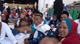 Foto adalah jamaah umroh asal Indonesia saat berada di sekitar Masjidil haram (ilustrasi)