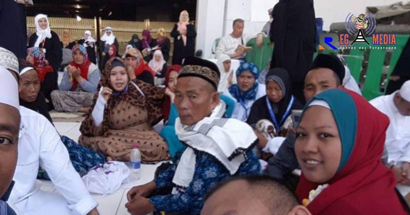 Foto adalah jamaah umroh asal Indonesia saat berada di sekitar Masjidil haram (ilustrasi)