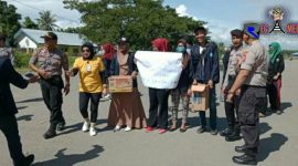 Sejumlah mahasiswa Universitas Ichsan Gorontalo Kampus Tiga Gorontalo Utara saat melakukan aksi penggalangan dana. 