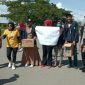 Sejumlah mahasiswa Universitas Ichsan Gorontalo Kampus Tiga Gorontalo Utara saat melakukan aksi penggalangan dana. 