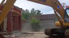 Alat berat yang dipakai saat menghancurkan rumah milik pasangan Hendrik dan Nila. 