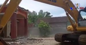 Kecewa Istrinya Selingkuh, Seorang Suami Hancurkan Rumahnya Rata Dengan Tanah