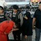 Konferensi Pers: tersangka pelaku perampokan mini market didekat Mapolres Sampang sungkem (cium) tangan korban. 