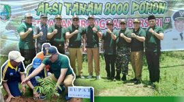 Kepala Desa Jrangoan (H. Ali Mustofa) pose bersama Forkopimda Kab. Sampang. 
Bupati Sampang (H. Slamet Junaidi) secara simbolis melakukan penanaman bibit pohon. 