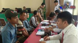 Para pemilik bengkel dan sorum di Cimahi yang tidak memiliki izin saat menjalani sidang Tipiring. 