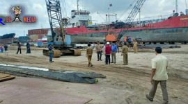 Tim gabungan dari Komisi A DPRD Bangkalan, Satpol PP serta DPMPTSP saat sidak ke pengusahan perbaikan dan pembuatan kapal di wilayah Kamal. 