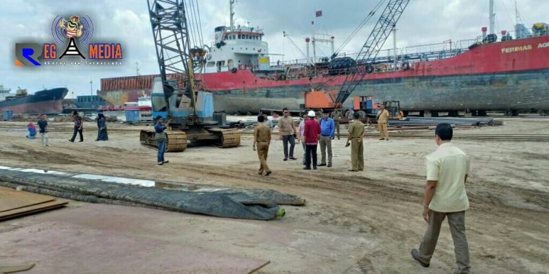 Tim gabungan dari Komisi A DPRD Bangkalan, Satpol PP serta DPMPTSP saat sidak ke pengusahan perbaikan dan pembuatan kapal di wilayah Kamal. 