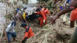 Tim SAR saat mengevakuasi jasad korban banjir bandang Bolmong Utara. 