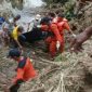 Tim SAR saat mengevakuasi jasad korban banjir bandang Bolmong Utara. 