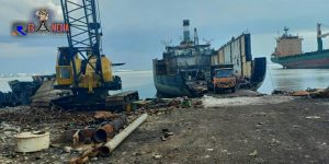 Pemotongan Kapal Bekas Ilegal Di Kamal Bangkalan Terancam Disegel