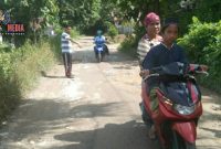 Terlihat beberapa pengendara melintas menghindari jalan yang rusak dan berlubang.