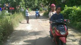 Terlihat beberapa pengendara melintas menghindari jalan yang rusak dan berlubang.