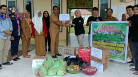 Stimik Ichsan & UI Gorut saat memberikan bantuan kepada perwakila korban banjir di Bolmong Utara. 