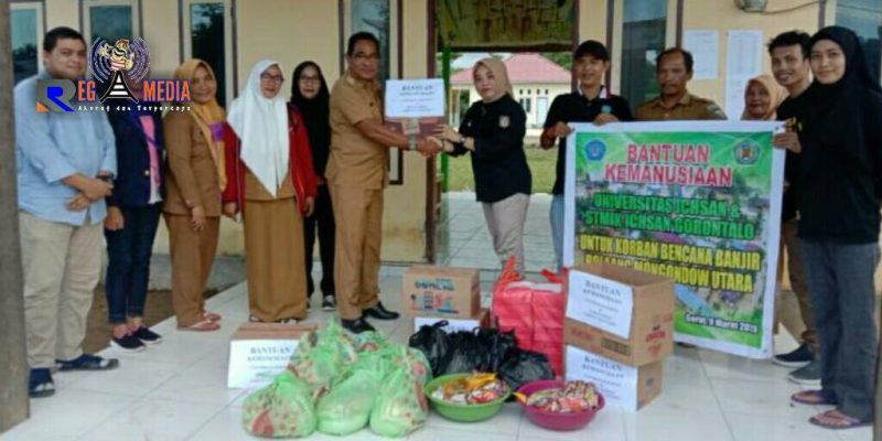 Stimik Ichsan & UI Gorut saat memberikan bantuan kepada perwakila korban banjir di Bolmong Utara. 