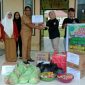 Stimik Ichsan & UI Gorut saat memberikan bantuan kepada perwakila korban banjir di Bolmong Utara. 
