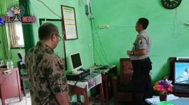 Polisi tengah mengecek diruang SMPN 2 Torjun yang dibobol maling. 