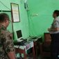 Polisi tengah mengecek diruang SMPN 2 Torjun yang dibobol maling. 