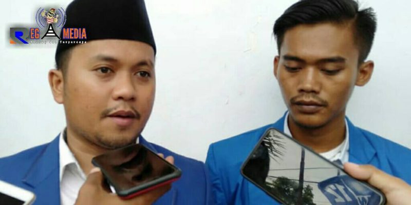 Anggota DPR RI (Slamet Riyadi) bersama Wakil Sekertaris PAN DPD Kab. Sampang (Fajar Andriawan) saat diwawancara awak media. 