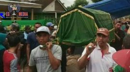 Warga mengantarkan tiga jenazah dalam satu keluarga yang meninggal dunia.