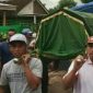 Warga mengantarkan tiga jenazah dalam satu keluarga yang meninggal dunia.
