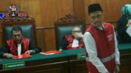 Terdakwa Juli Purwanto usai menjalani sidang putusan di PN Surabaya. 