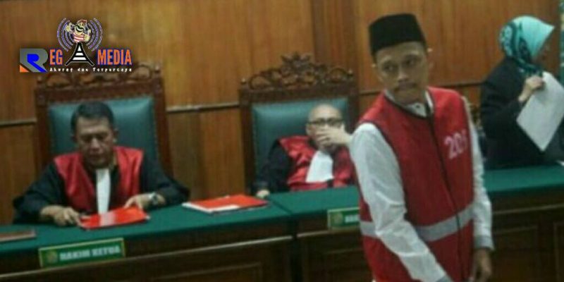 Terdakwa Juli Purwanto usai menjalani sidang putusan di PN Surabaya. 