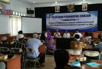 Kepala DPMD Kabupaten Sampang (H. Malik Amrullah)  saat menyampaikan sambutannya dalam pelatihan perawatan jenazah. 