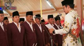 Bupati Bangkalan (R. Abd. Latif Amin Imron) saat melantik ketua dan pengurus AKD se-Bangkalan. 