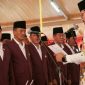 Bupati Bangkalan (R. Abd. Latif Amin Imron) saat melantik ketua dan pengurus AKD se-Bangkalan. 