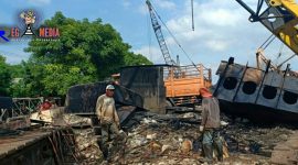 Terlihat beberapa pekerja perusahaan ilegal pemotongan kapal bekas di Kamal Bangkalan tengah beraktivitas seperti biasanya. 