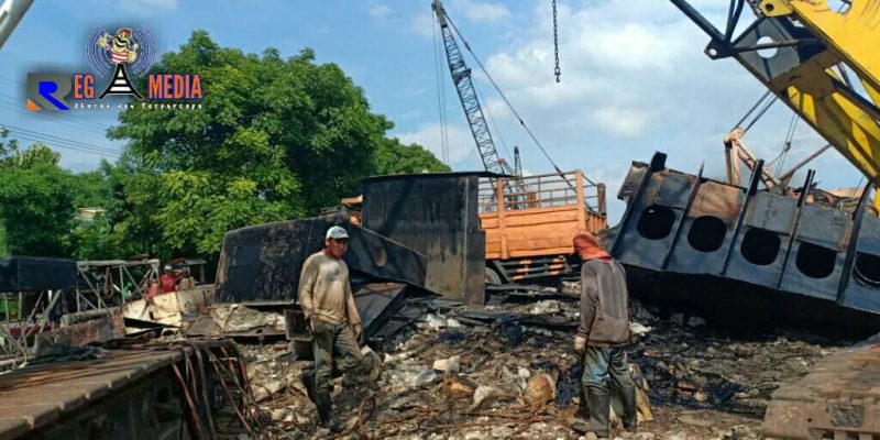 Terlihat beberapa pekerja perusahaan ilegal pemotongan kapal bekas di Kamal Bangkalan tengah beraktivitas seperti biasanya. 