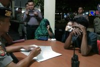 Pria hidung belang (BS) & dua PSK berinisial (ENF dan RFT) saat dilakukan pendataan serta pembinaan di Mapolres Sampang. 