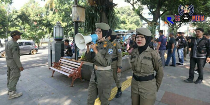 Satpol PP memberikan imbauan secara langsung kepada masyarakat Bandung untuk tidak mengadakan event. 