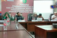 Saat berlangsungnya kegiatan pelaksanaan sekolah pengawasan partisipatif di kantor Bawaslu Sampang. 