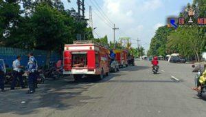 Sepanjang Jalan Protokol Bangkalan Di Semprot Disinfektan