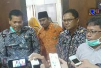 Ketua Komisi D DPRD Bangkalan bersama Kepala Puskesmas Sukolilo dan Sekretaris Dinas Kesehatan usai melakukan rapat evaluasi.