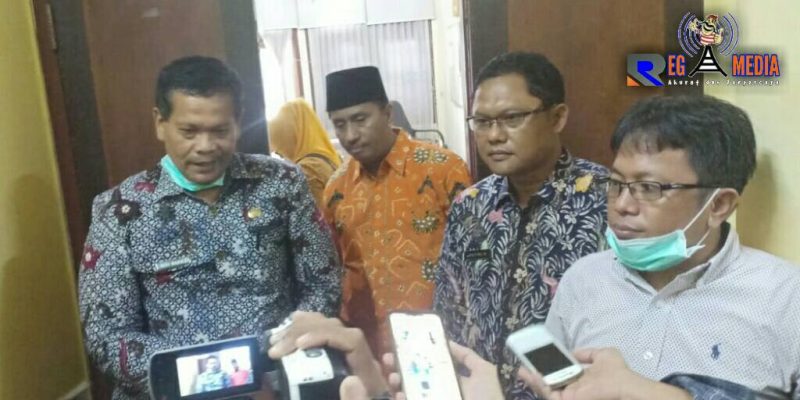 Ketua Komisi D DPRD Bangkalan bersama Kepala Puskesmas Sukolilo dan Sekretaris Dinas Kesehatan usai melakukan rapat evaluasi.