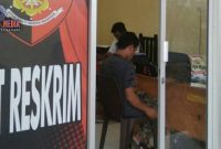 SM saat melaporkan AGH yang menikahi istrinya ke Mapolres Gorontalo Utara. 