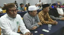 Kiri;  Sekretaris Umum Majelis Ulama Indonesia (MUI) Kabupaten Gorontalo Utara (Sukri Bobihu, S.Ag).