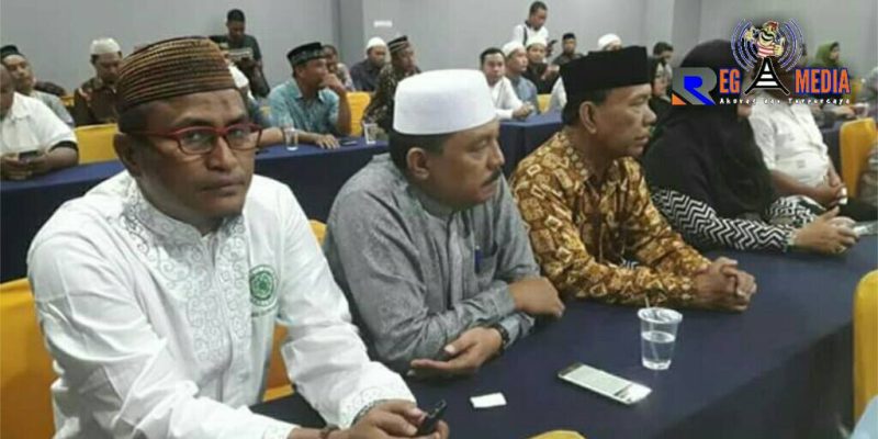 Kiri;  Sekretaris Umum Majelis Ulama Indonesia (MUI) Kabupaten Gorontalo Utara (Sukri Bobihu, S.Ag).