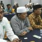 Kiri;  Sekretaris Umum Majelis Ulama Indonesia (MUI) Kabupaten Gorontalo Utara (Sukri Bobihu, S.Ag).