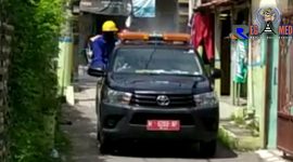 Tim Satgas Covid-19 mulai melakukan penyemprotan disinfektan ke kampung Jl. Kenari Kel. Gunung Sekar Sampang. 