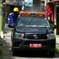 Tim Satgas Covid-19 mulai melakukan penyemprotan disinfektan ke kampung Jl. Kenari Kel. Gunung Sekar Sampang. 
