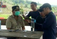 Camat Tolinggula (Rizal Y. Kune) diwawancara awak media terkait minimnya APD Covid-19.
