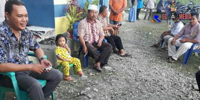 Ketua LSM Kibar Hengki Maliki (pojok kiri) saat mendengarkan aspirasi dari masyarakat tentang wabah virus corona. 