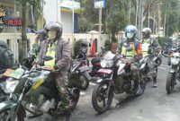 Terlihat personel Kodim 0609/Cimahi saat lakukan aksi serukan sosial diatancing dalam pencegahan Covid-19.