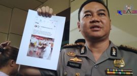 Polisi saat menunjukan print out berita hoax yang diposting NF.