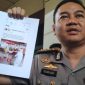 Polisi saat menunjukan print out berita hoax yang diposting NF.