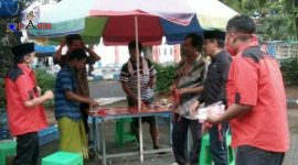 Pandemi Covid-19; Ketua DPC PDI-P Bangkalan (H. Fatkurrahman) bersama anggotanya saat memberikan bantuan kepada PKL.