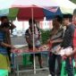 Pandemi Covid-19; Ketua DPC PDI-P Bangkalan (H. Fatkurrahman) bersama anggotanya saat memberikan bantuan kepada PKL.
